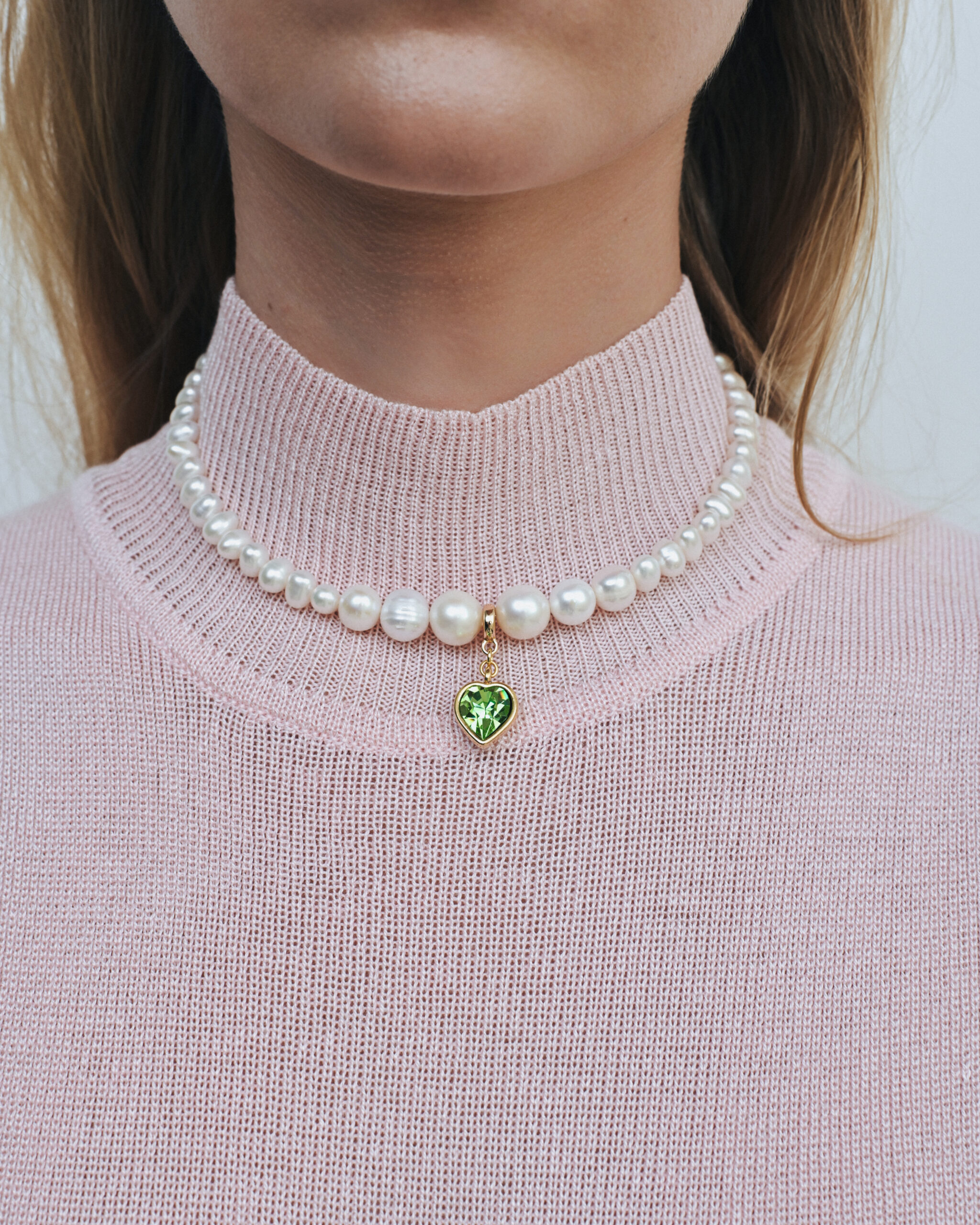 PEARLS CHOKER WITH GREEN HEART GOLDEN