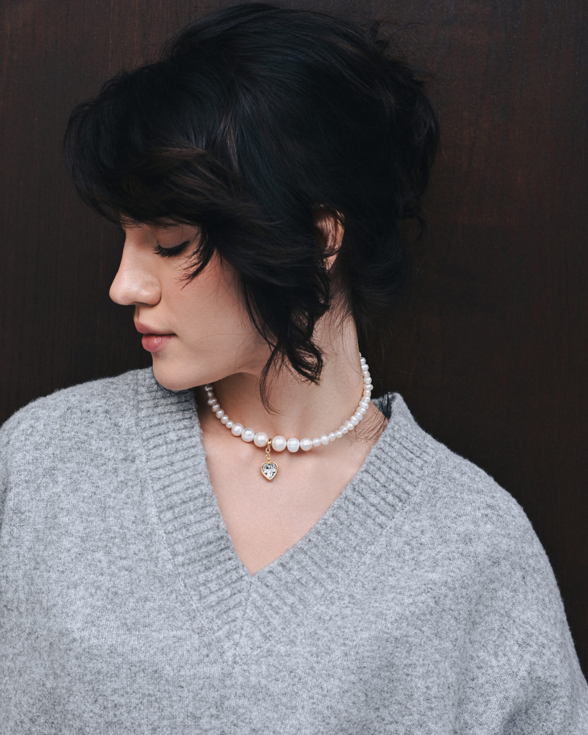 PEARLS CHOKER WITH WHITE HEART GOLDEN