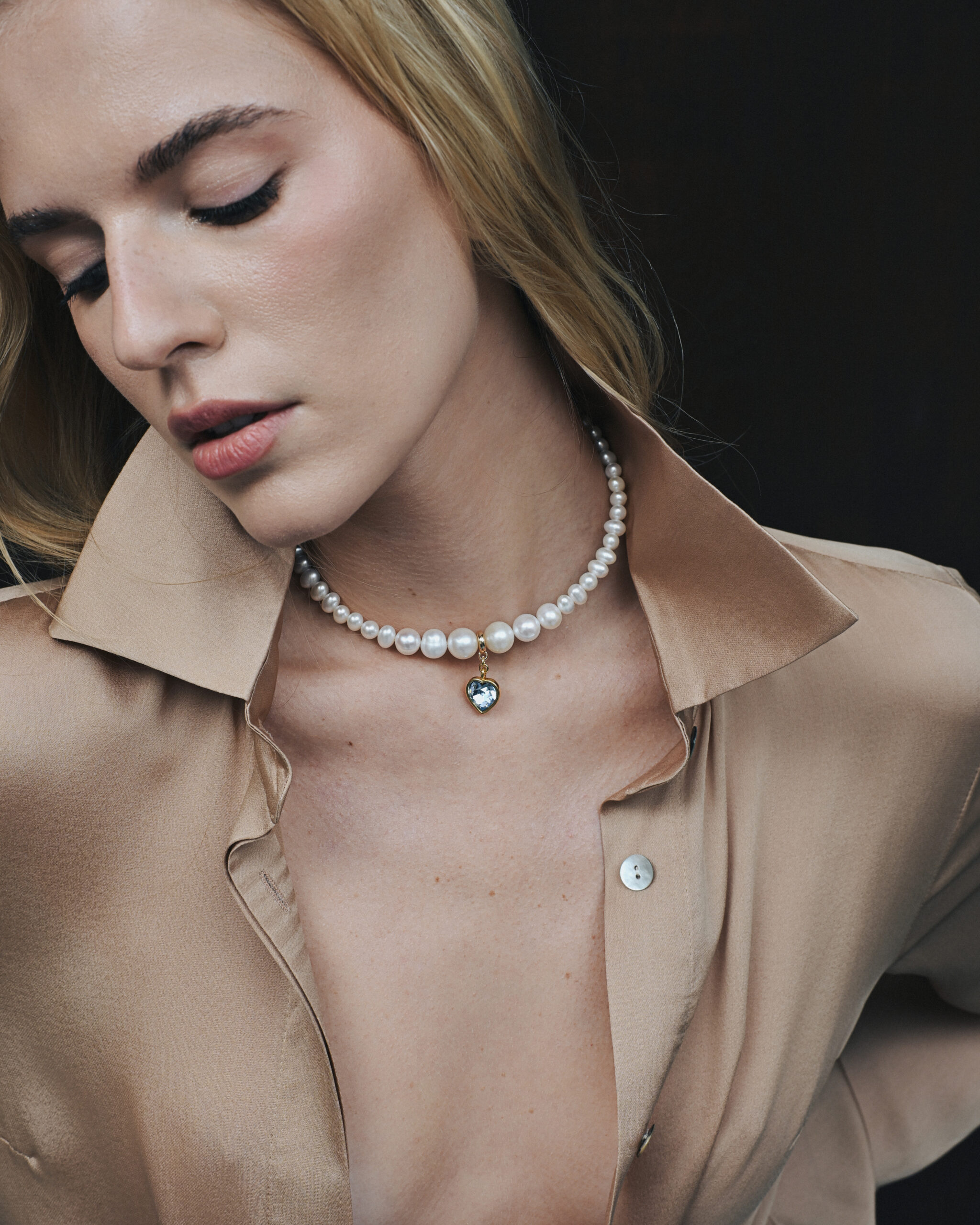 PEARLS CHOKER WITH BLUE HEART GOLDEN