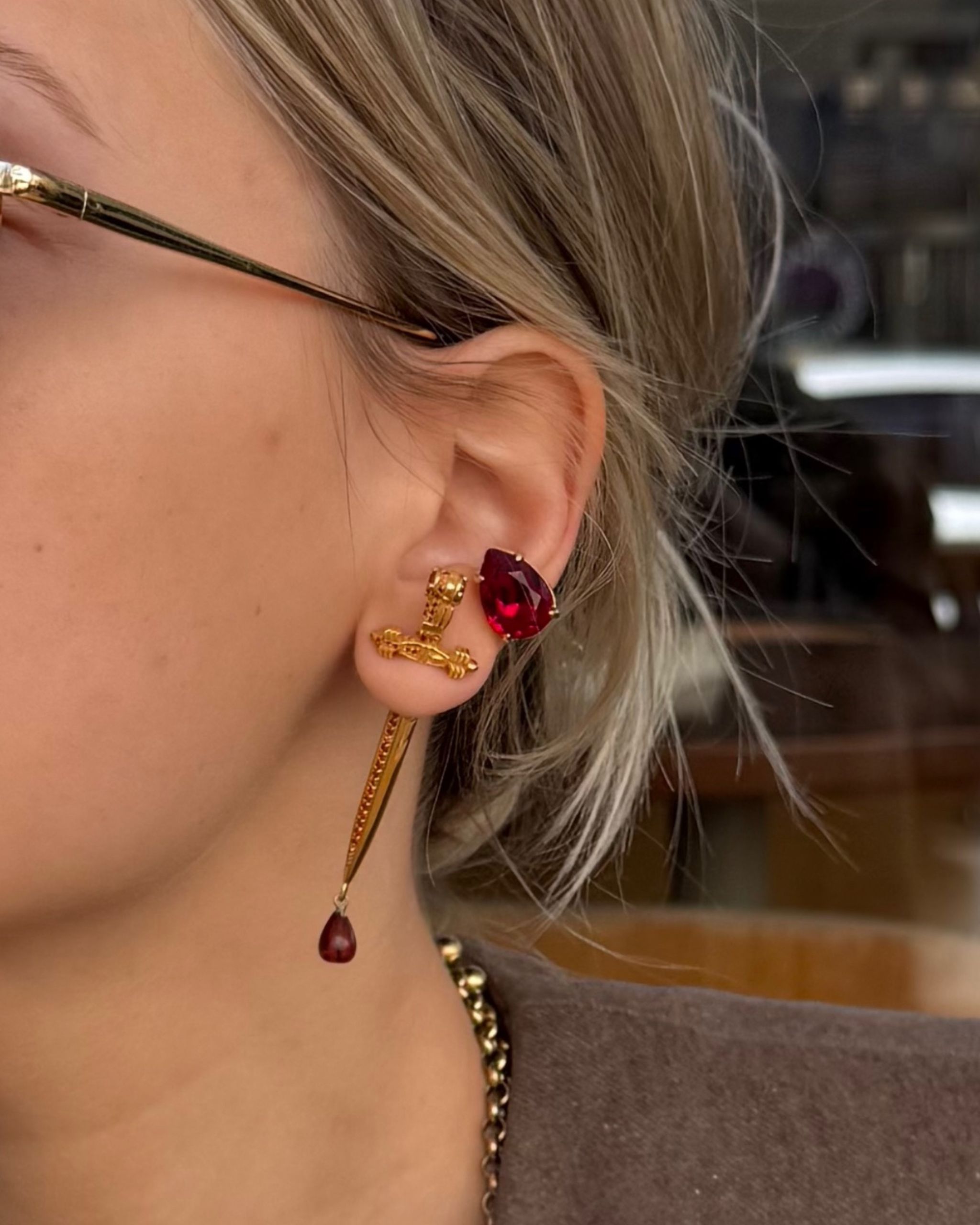 “PASSION BLADE” MONO EARRING RED ZIRCON GOLDEN