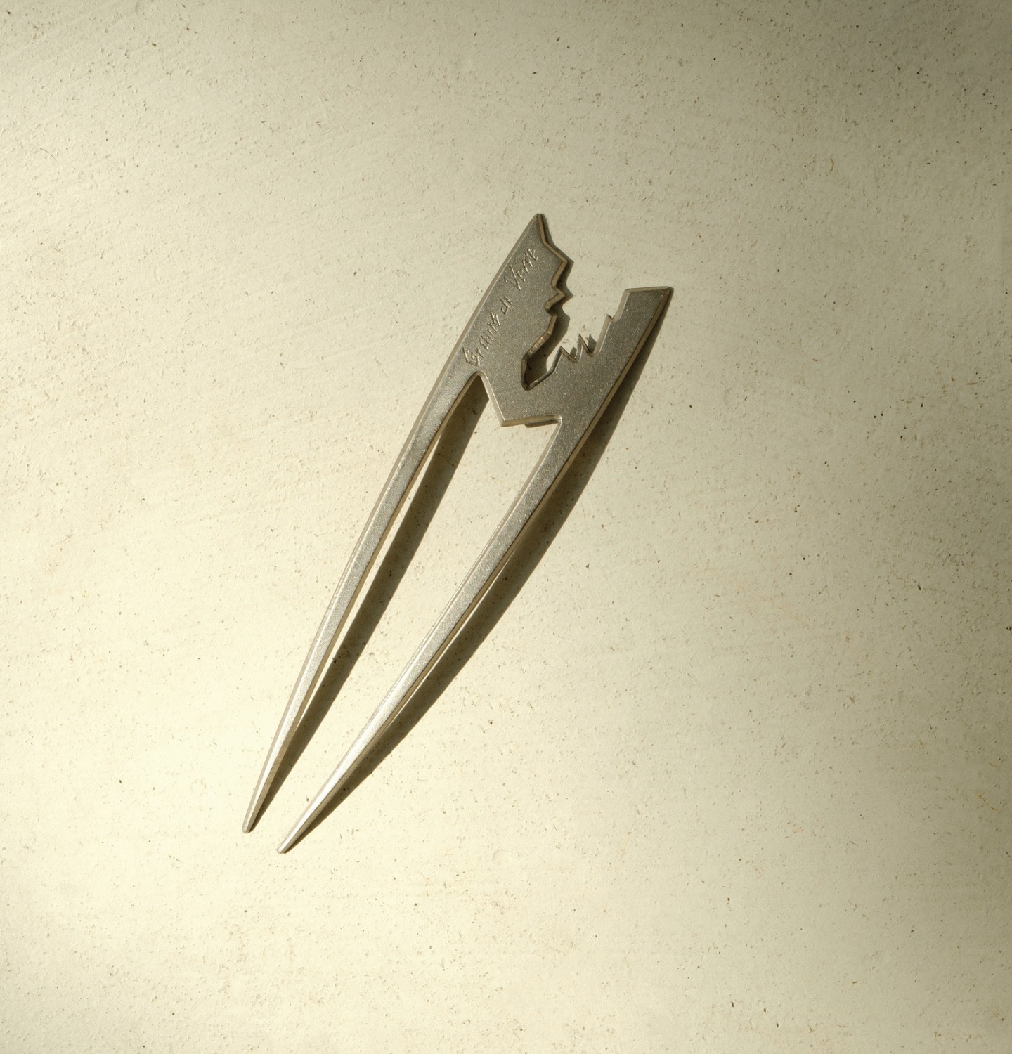 “EARTHQUAKE” HEAD PIN